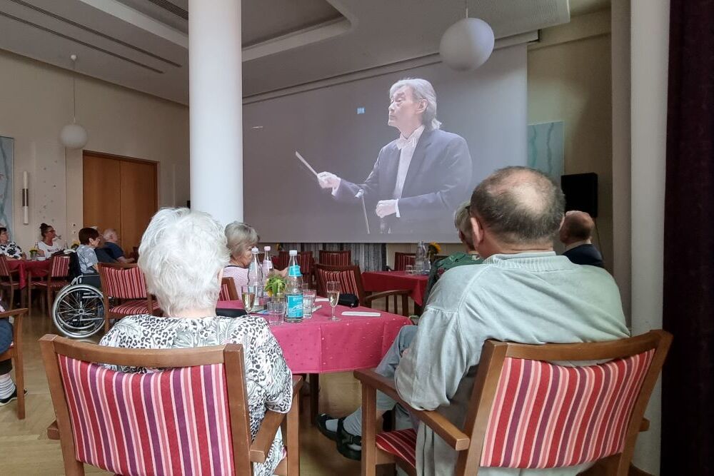 Heimbewohnerinnen und Bewohner lauschen einem Konzert von "Gesund mit Musik".