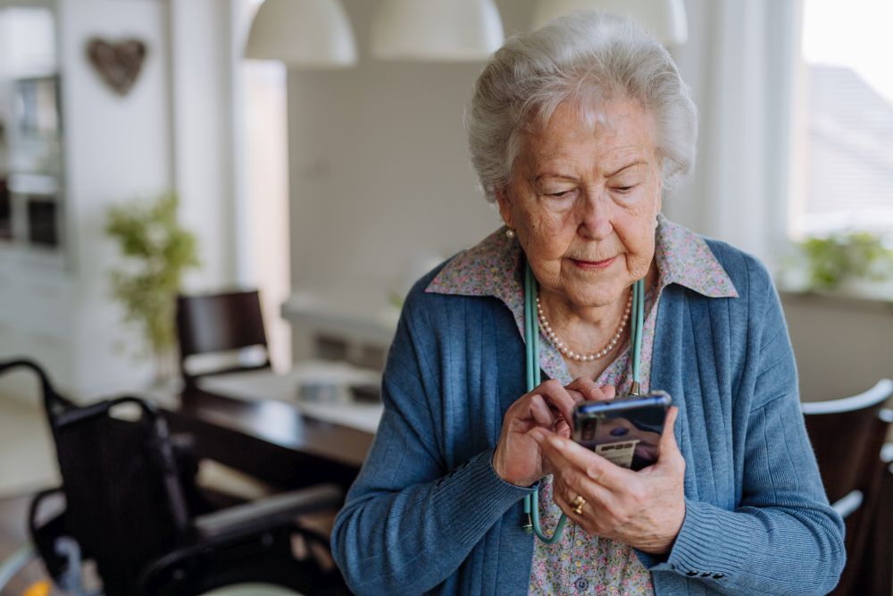 Seniorin nutzt ein Smartphone