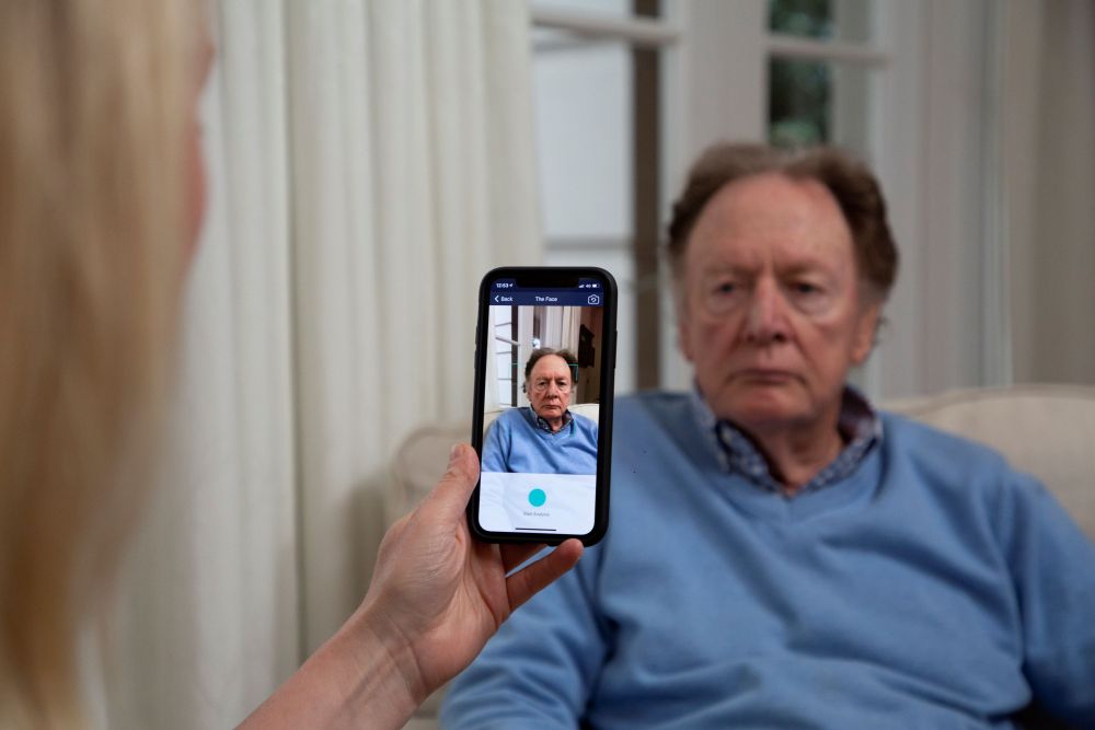 Das Gesicht der Patientinnen und Patienten wird mit der App per SmartPhone gescannt.