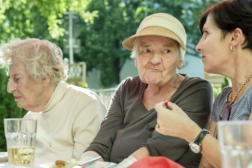 Menschen mit Demenzerkrankungen sind bei Hitzewellen besonders gefährdet.