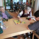 Auf eine Runde „Mensch ärgere dich nicht“: Gemeinsam hatten sowohl die Senior:innen als auch die Kinder der Klasse 3a viel Spaß.
