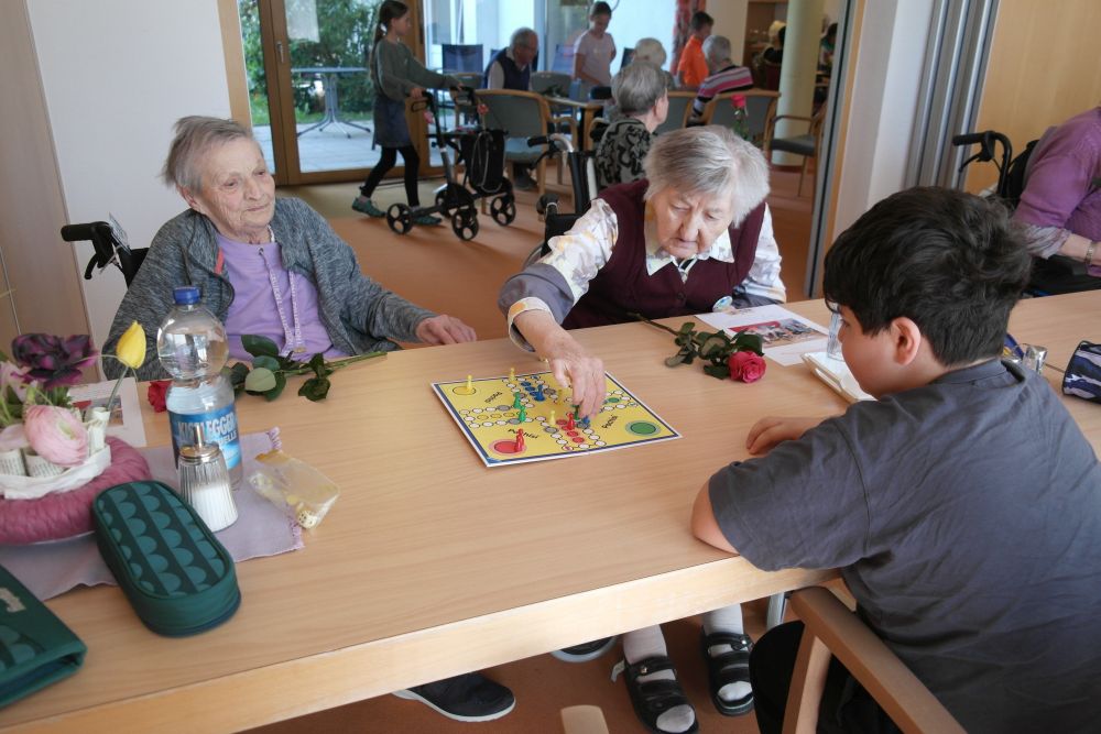Auf eine Runde „Mensch ärgere dich nicht“: Gemeinsam hatten sowohl die Senior:innen als auch die Kinder der Klasse 3a viel Spaß.