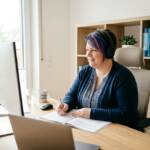 Mitarbeiterin lernt am PC: Qualität professionell steuern: Wie wird Ihre Organisation wirklich wirksam?