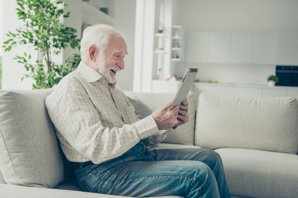 Senior mit Tablet