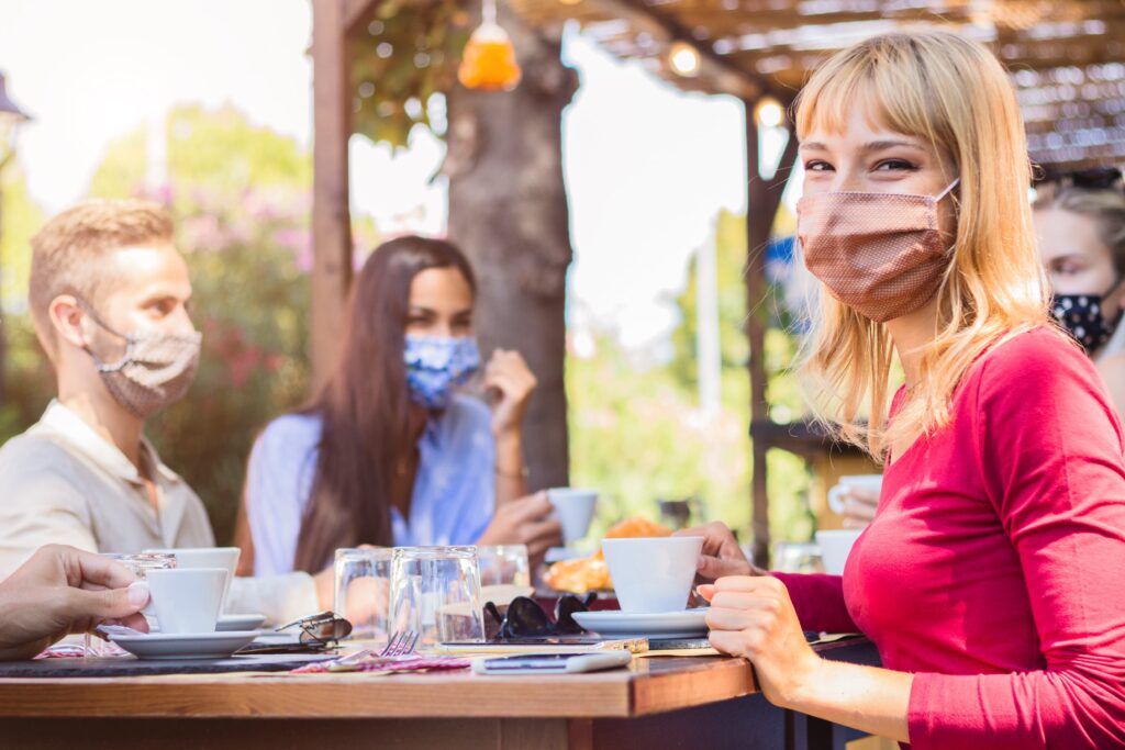 Mundschutz, Treffen, Kaffetrinken, TeamAdobeStock davide angelini