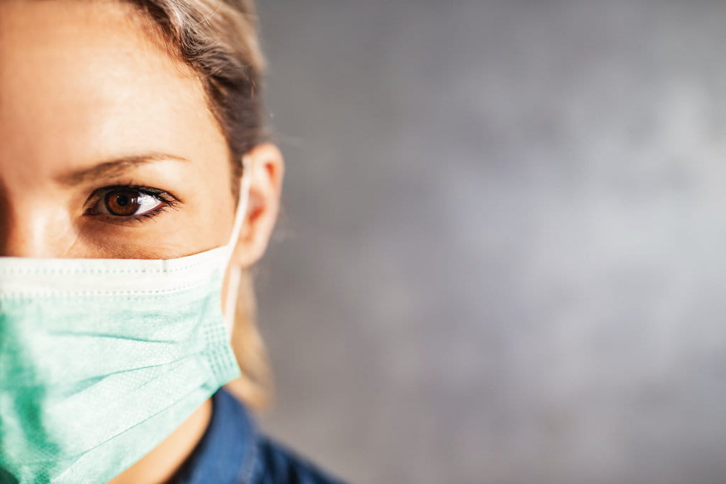 Frau mit OP-Maske, Foto: iStock/saryaSM