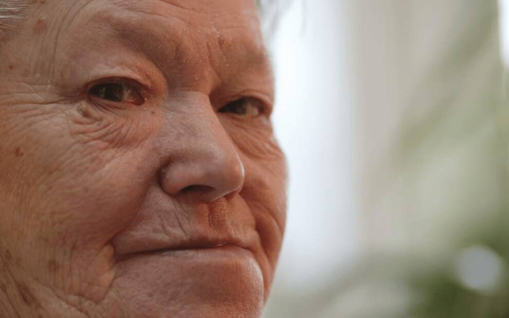Seniorin in Nahaufnahme schaut ernst