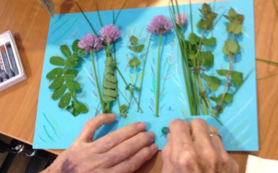 Schnittlauchcollage auf blauem Papier