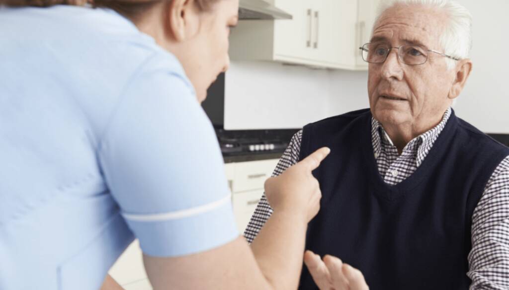 Pflegerin droht Senior, Foto: AdobeStock/highwaystarz