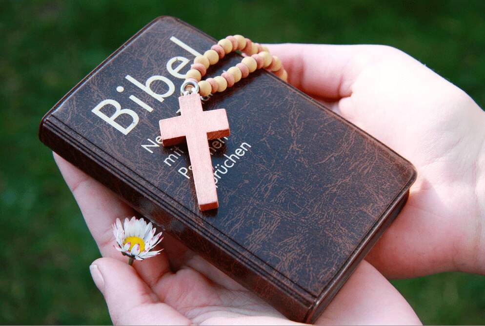 Bibel mit Rosenkranz