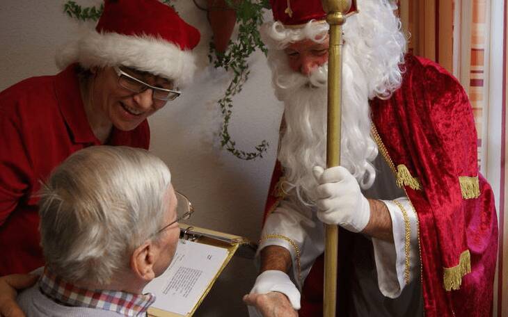 Nikolaus spricht alte Dame an