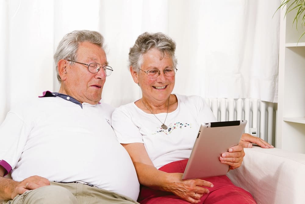 älteres Paar mit Tablet