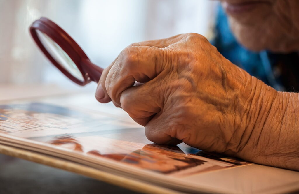 zeitung lesen senioren lupe