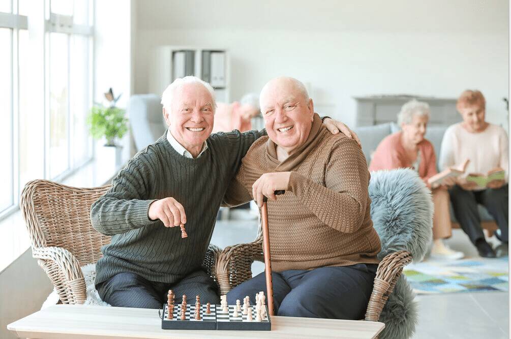 Maenner spielen Schach