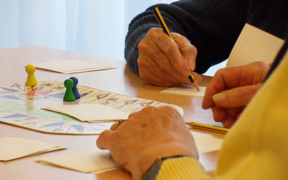 Senioren schreiben mit der Hand auf Papier
