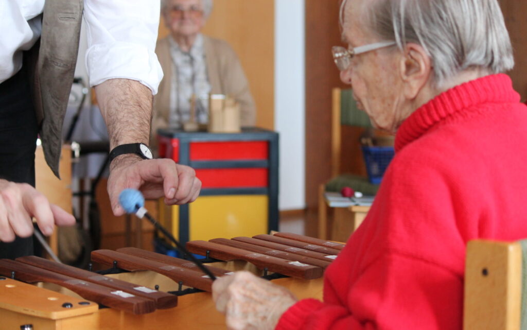 Seniorin spielt Xylophon
