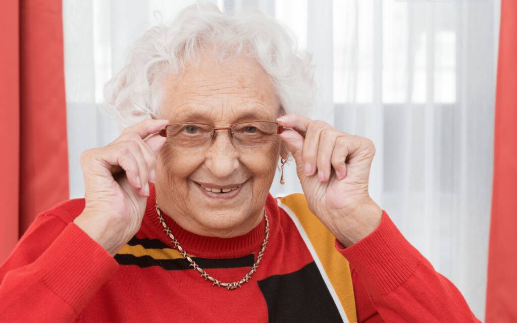 Alte Dame mit Brille