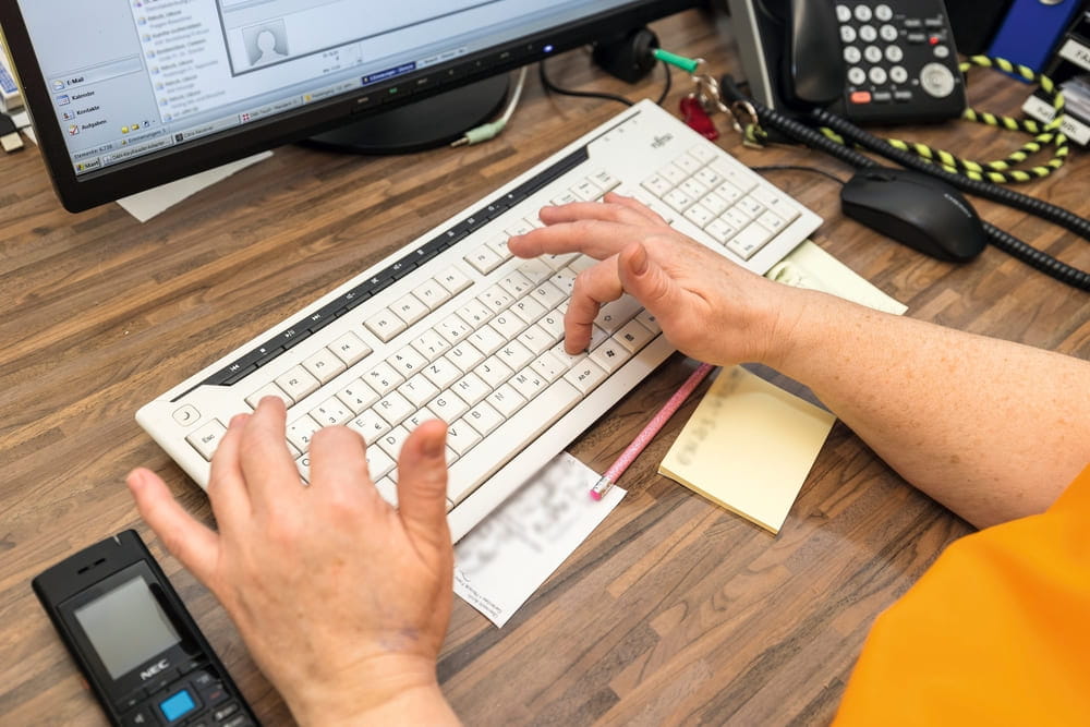 Tippen auf einer Tastatur vor dem Rechner