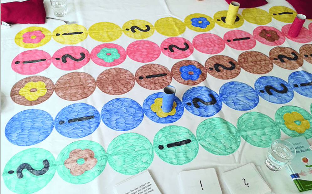 Selbstgemachtes Spiel aus Tischdecke und Papierrollen