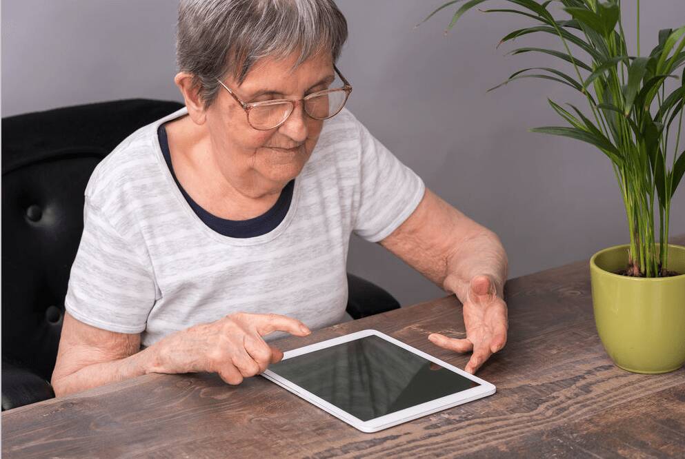 Senioren bei der Tabletnutzung