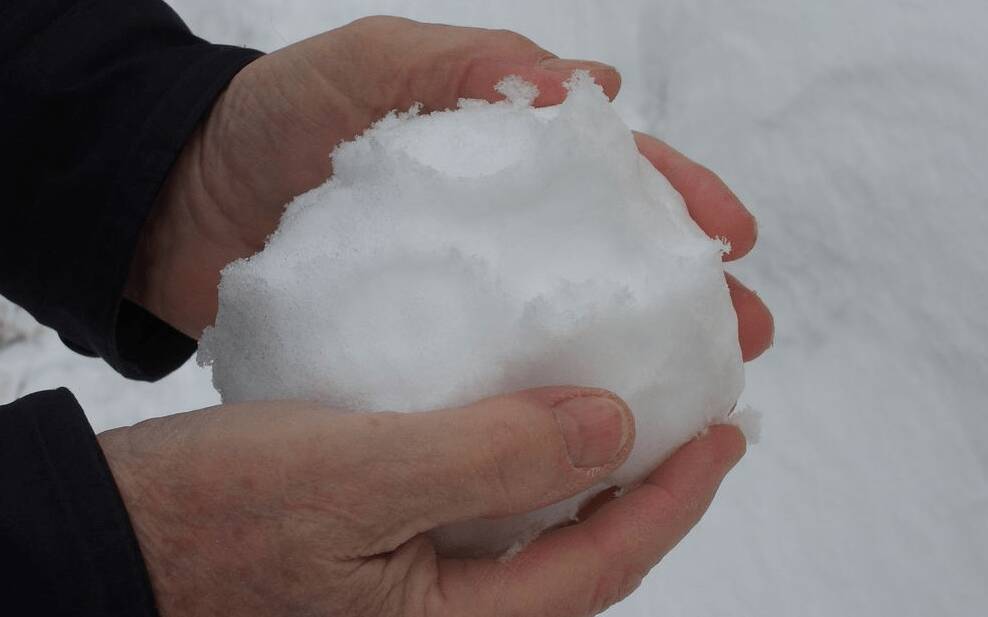 Hände mit einem große Schneeball