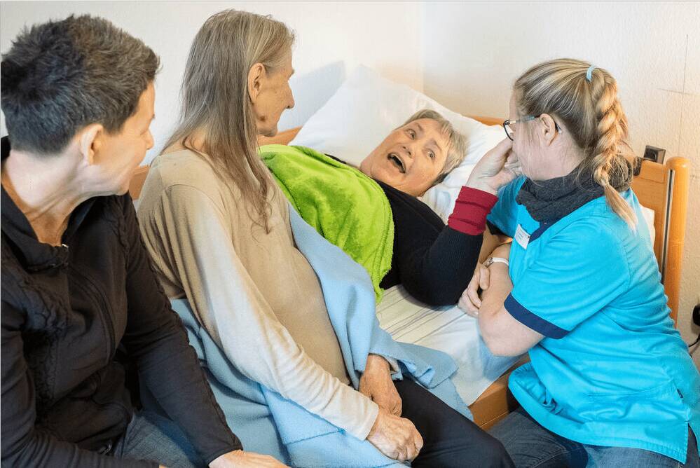 Besucher am Bett
