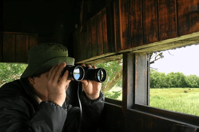 Senior schaut durchs Fernglas