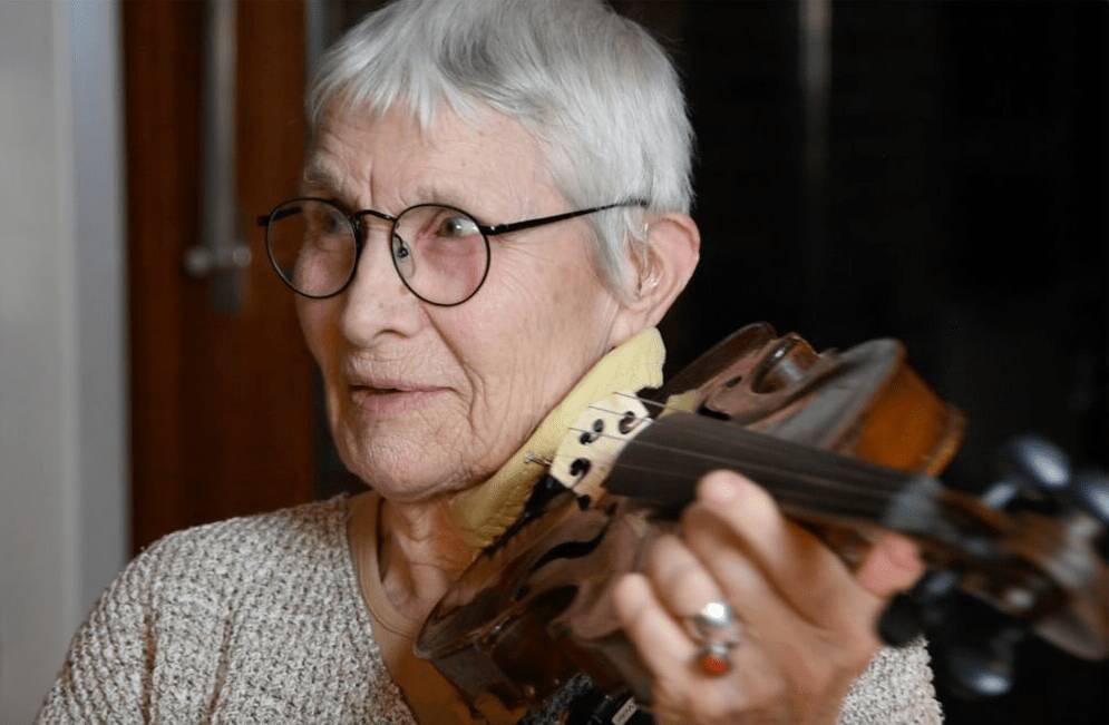 Seniorin spielt Geige