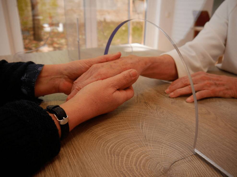 Handmassage durch die Scheibe
