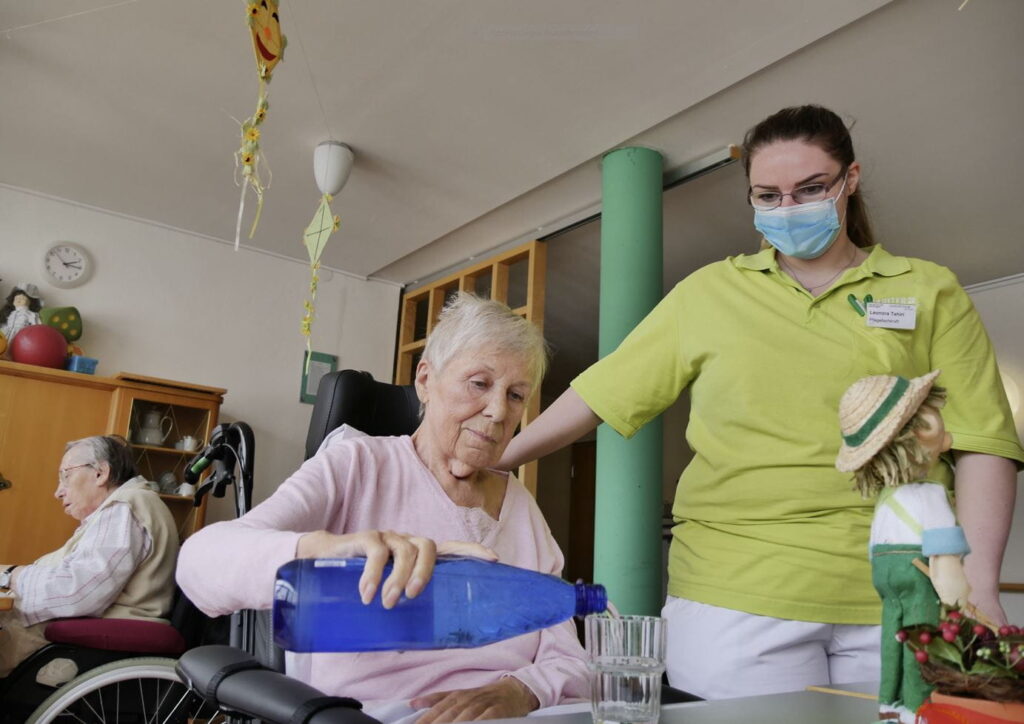 Senioren schenkt sich Wasser ein; Foto: Samariterstiftung