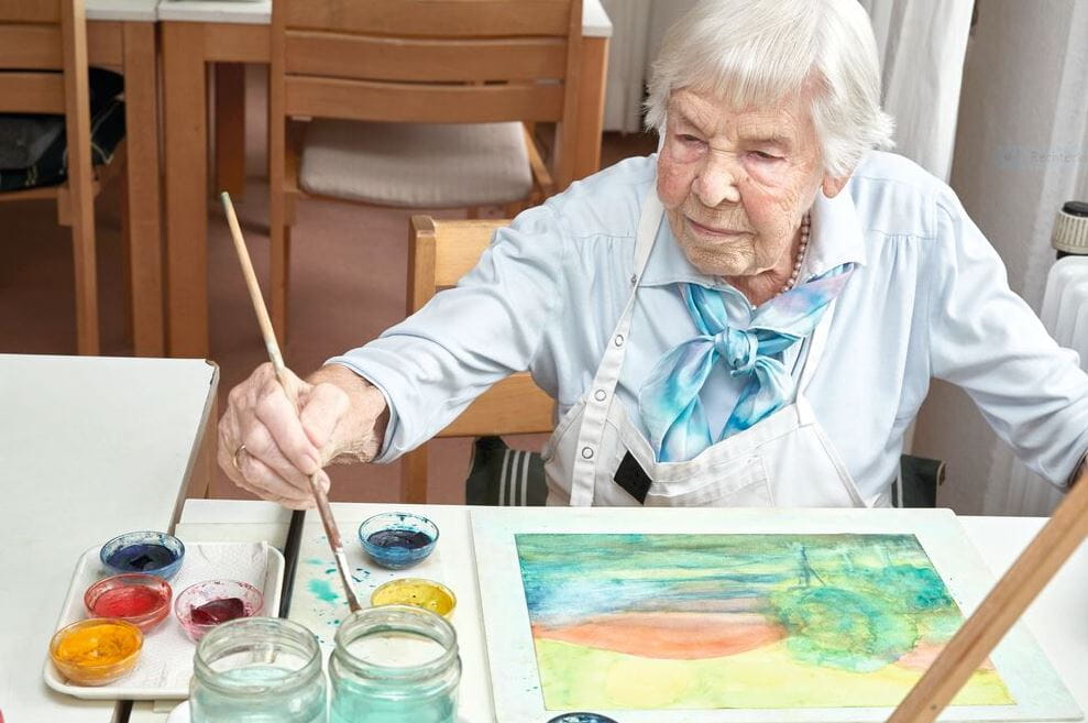 Seniorin malt ein Bild, Foto: Werner Krüper