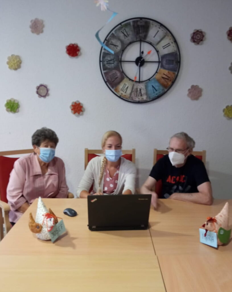 Team am PC mit Maske, Bettina Harms GmbH