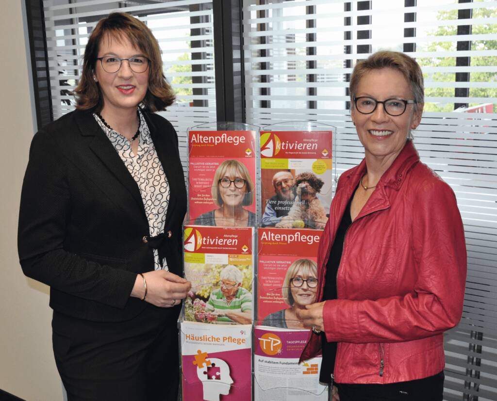 Monika Gaier übergibt die Chefredaktion Altenpflege und Aktivieren an Miriam von Bardeleben (links)