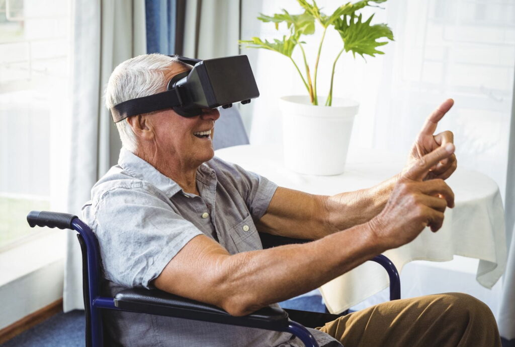 Senior mit VR-Brille; AdobeStock/wavebreakmediaMicro
