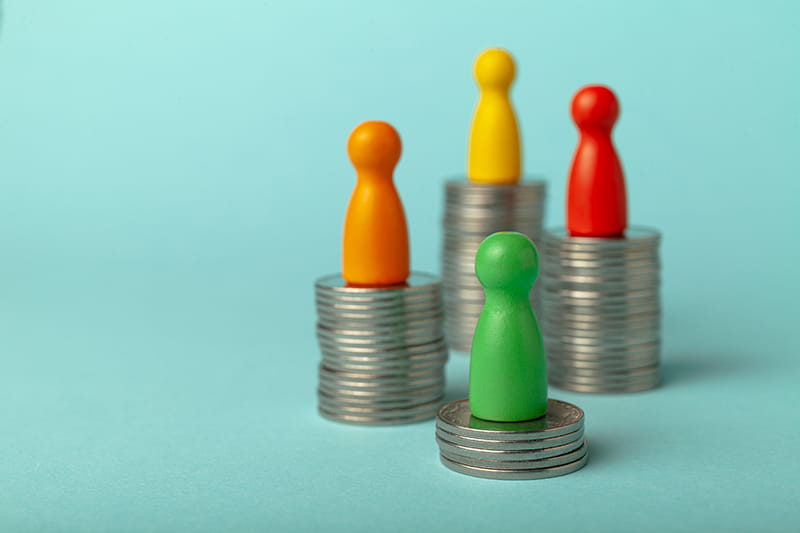 Münzenstapel mit Spielfiguren