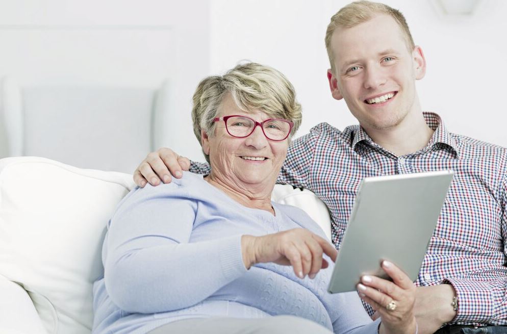 junger Mann und Senioren mit Tablet