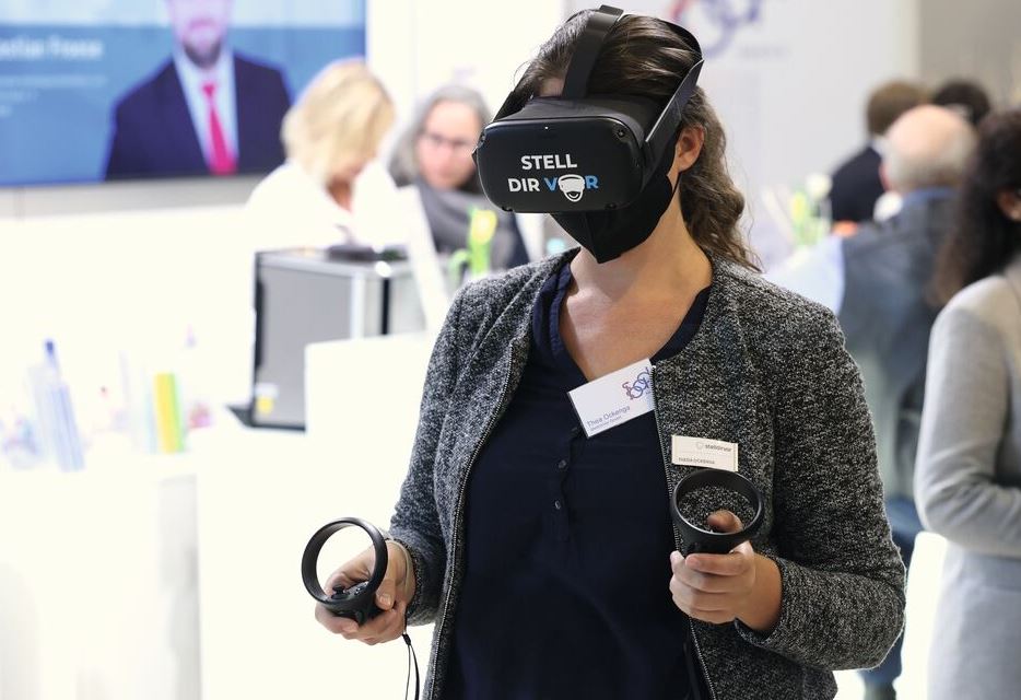 Messebesucherin mit einer VR-Brille