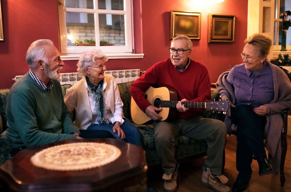 singen mit Gitarre, Foto: AdobeStock/didesign