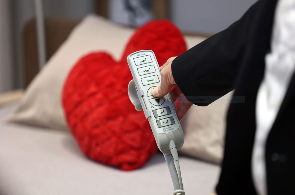Technische Unterstützung im Pflegebett
