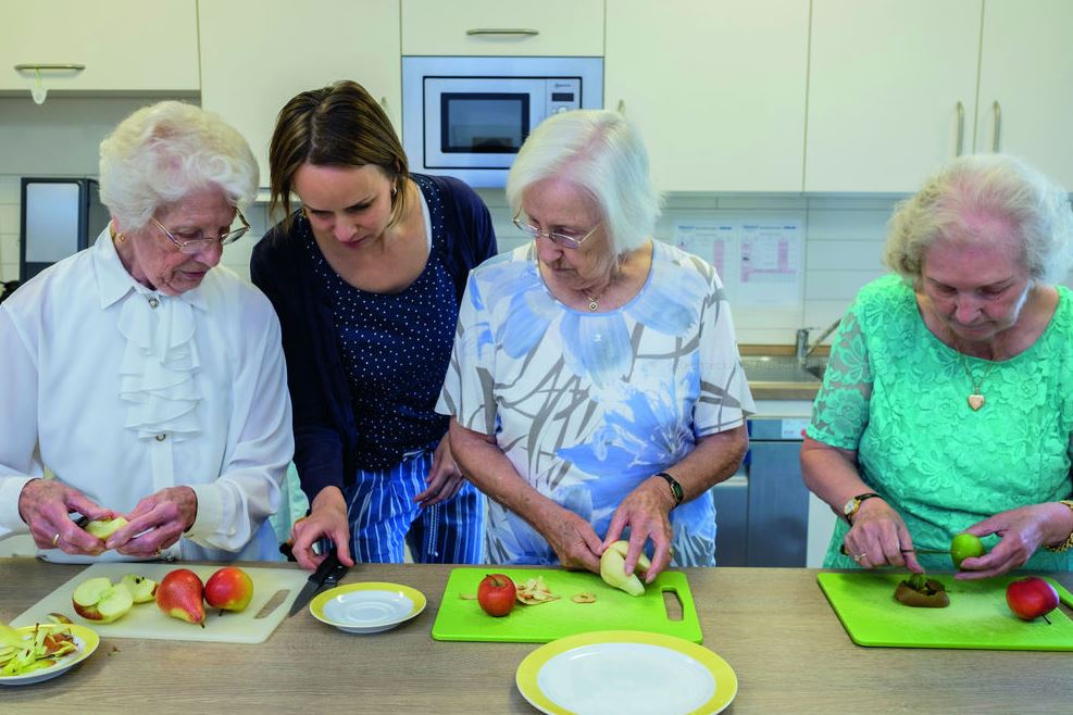 Seniorinnen schneiden Obst