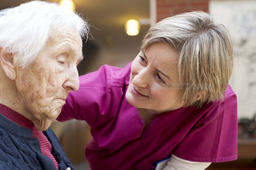 Gespräch mit einer Seniorin auf Augenhöhe