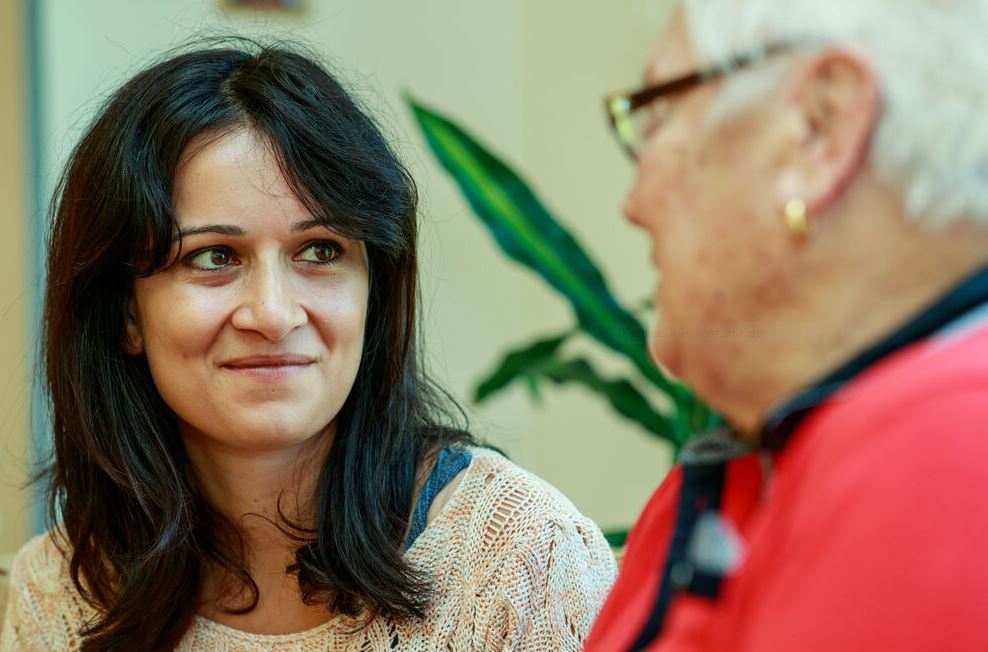 Gespräch zwischen älterer und jüngerer Frau