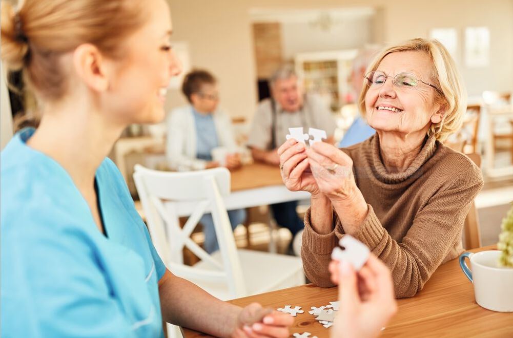 Senior:innen beim Puzzlen