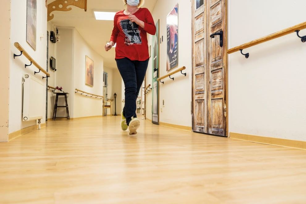 Mitarbeitende im Laufschritt auf dem Flur