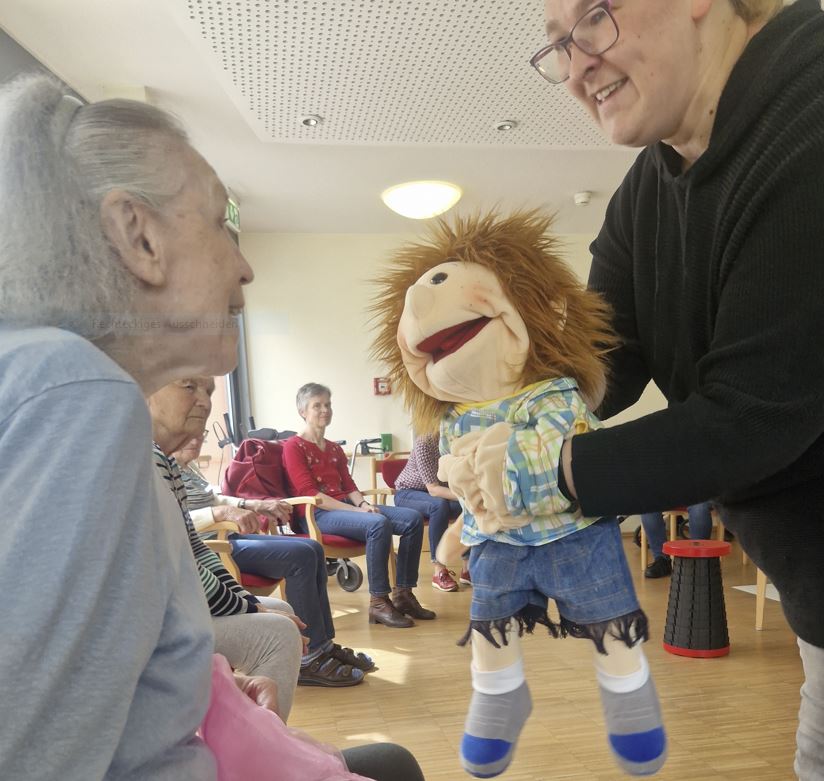 Handpuppe begeistert Bewohner
