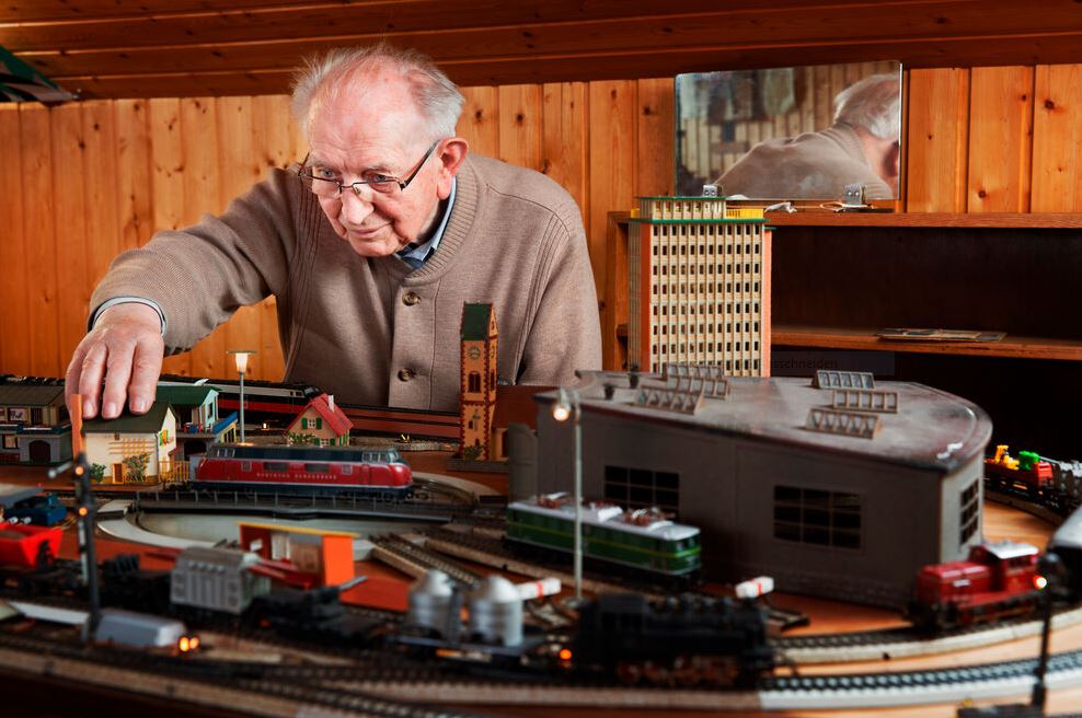 älterer Herr mit Modelleisenbahn