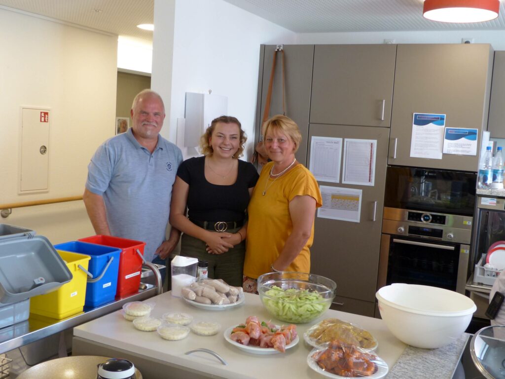 Jeden zweiten Dienstag wird gegrillt: Ralf Schmid und Nicole Müller mit Tochter Alicia Weltin (Mitte).