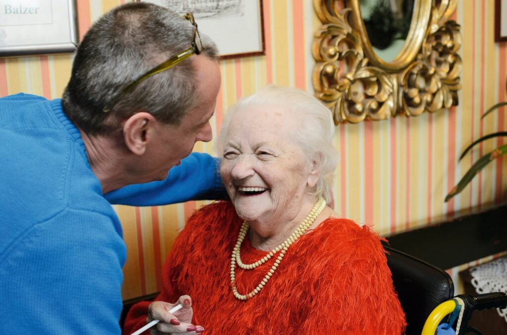 zufriedene Seniorin mit Betreuer