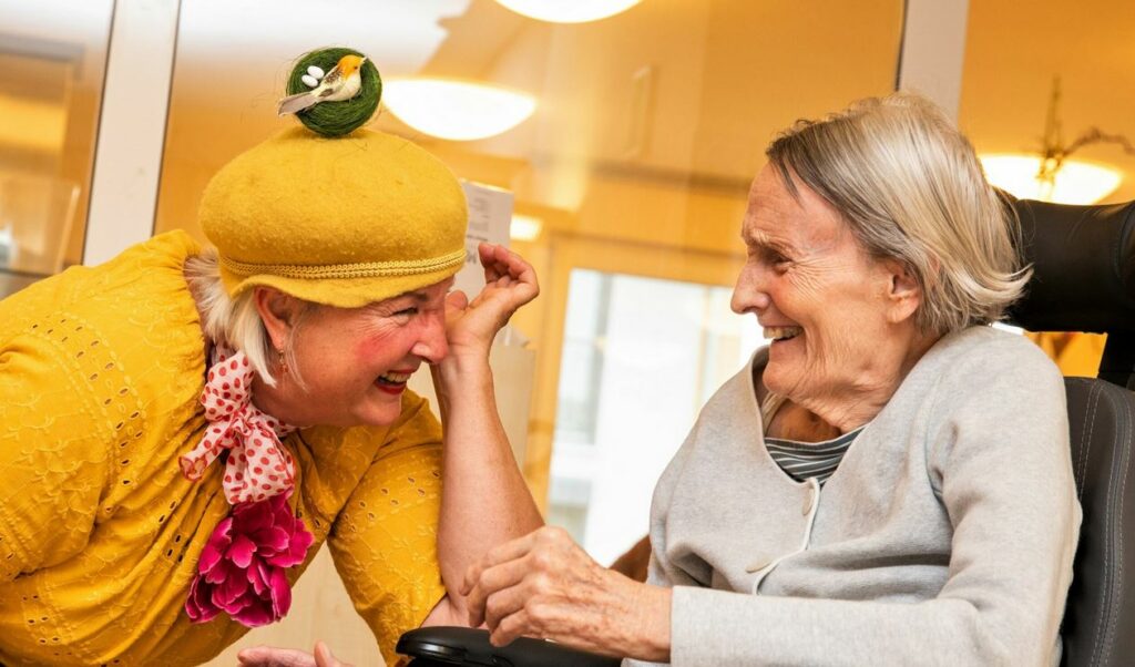 Professionelle Clowns bringen Leben in Pflegeeinrichtungen.