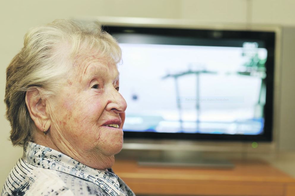 Seniorin beim Fernsehen